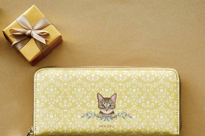 フェリシモ、「幸運を味方に！ キジ猫とまたたび模様のハッピーカラー長財布」を発売 画像