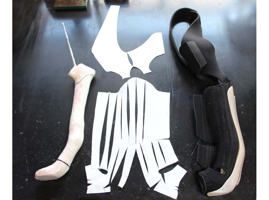 骨折した大型犬のための装具（右）。石膏で型を作り（左）、丁寧に型紙を起こして（中）、製作していく