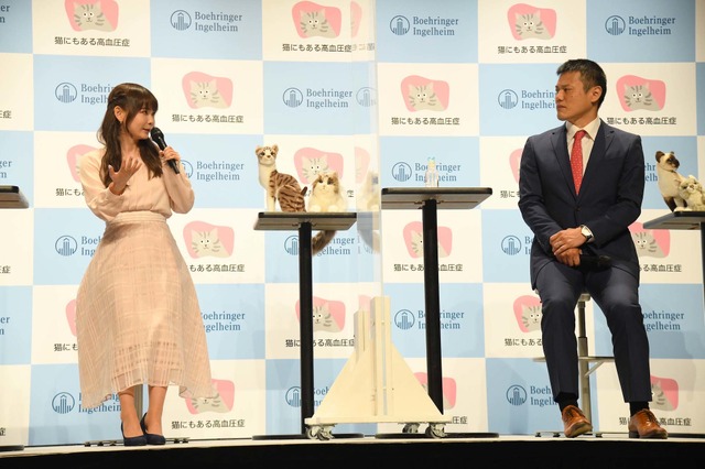 タレントの中川翔子さん（左）と東京猫医療センター院長の服部幸獣医師（右）