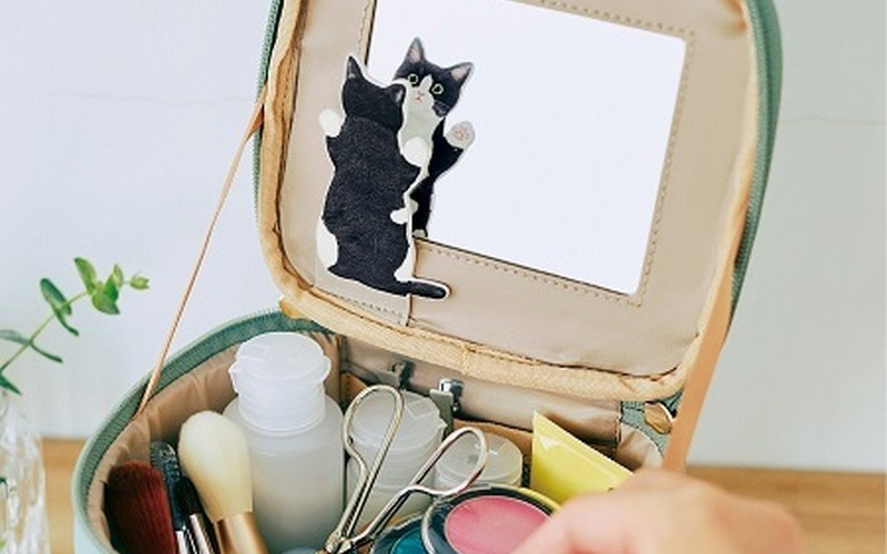「開けてびっくり！ 鏡にじゃれつく猫のバニティーポーチ」発売…フェリシモ 画像