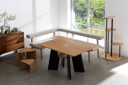 ディノス　猫　ダイニングテーブル　天然木　無垢材　手作り　家具 天板中央の穴から愛猫が顔を出せるダイニングテーブルを発売…ディノス