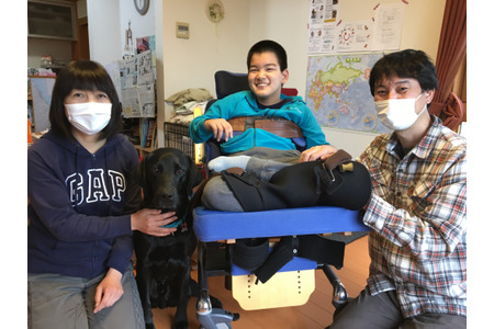 日本介助犬協会 障がいがある男の子の家族に介助犬の元訓練犬を譲渡 動物のリアルを伝えるwebメディア Reanimal