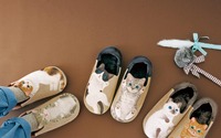 足の上でくつろいでいるような「子猫がへそ天でごろ～んルームシューズ」…フェリシモ 画像