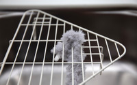 ウサギや鳥など小動物向けの掃除グッズ「びっくり隅っこ網っこブラシ」発売…2月21日 画像