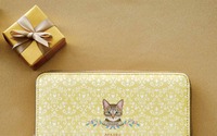 フェリシモ、「幸運を味方に！ キジ猫とまたたび模様のハッピーカラー長財布」を発売 画像