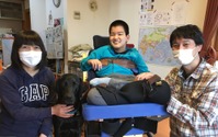 日本介助犬協会、障がいがある男の子の家族に介助犬の元訓練犬を譲渡 画像