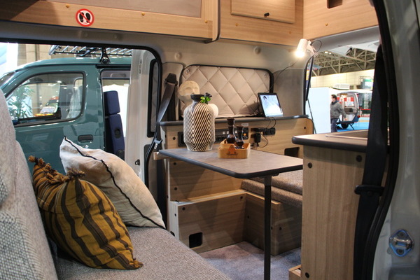 ミニバンベースのコンパクトなキャンパー 愛犬と手軽に車中泊旅行 ジャパンキャンピングカーショー22 18枚目の写真 画像 動物のリアルを伝えるwebメディア Reanimal ミニバンベースのコンパクトなキャンパー 愛犬と手軽に車中泊旅行 ジャパンキャンピングカーショー22 18枚目の写真 画像 動物のリアルを伝えるwebメディア Reanimal