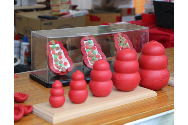 アウトドアドッグフェスタ 犬用知育玩具のコング 実は種類やサイズが豊富 5枚目の写真 画像 動物のリアルを伝えるwebメディア Reanimal