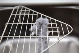 ウサギや鳥など小動物向けの掃除グッズ「びっくり隅っこ網っこブラシ」発売…2月21日 画像