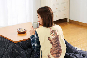 フェリシモ猫部、背負う防寒具「あったかおんぶ猫ねこ」を発売 画像