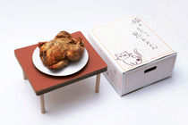 猫専用こたつ付きローストチキン「こたつをつけてほしかったみかんどり」発売…売上の2%を保護猫活動の支援金へ
