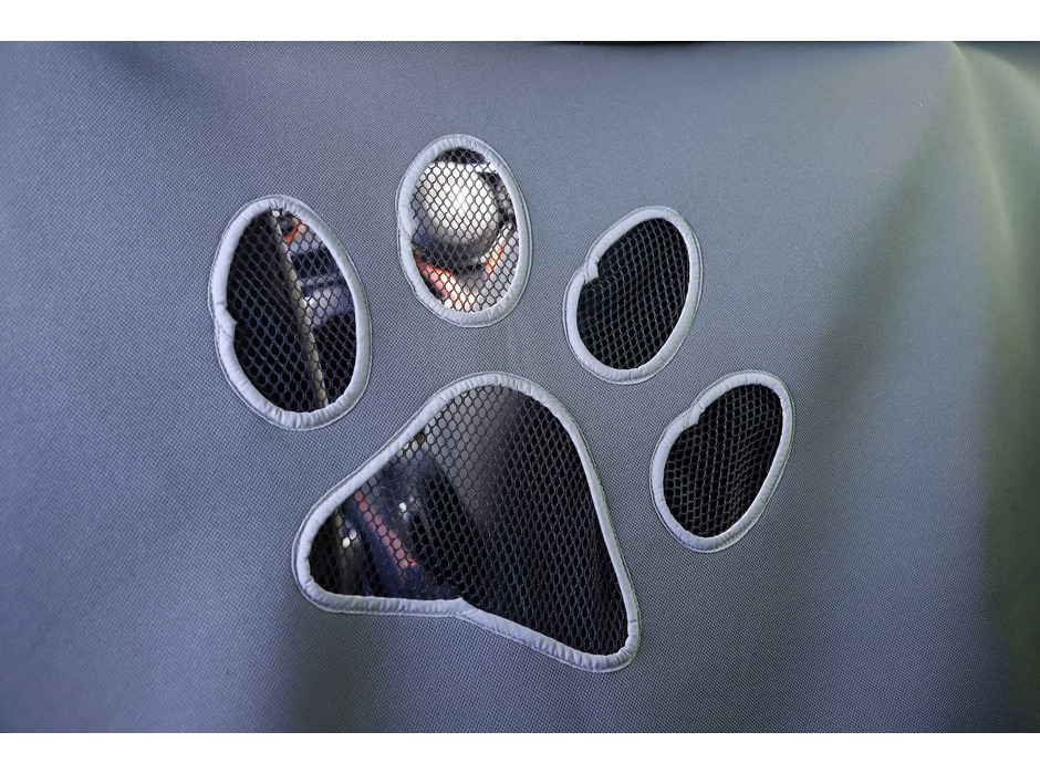 「ペットシートマット」は肉球型の大きなメッシュ窓付き。通気性を良くし、愛犬が運転席や助手席の様子を見ることができるようにという配慮もしている