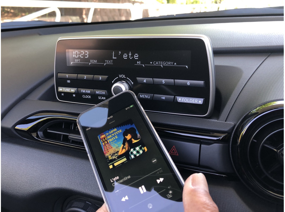 ボサノヴァを収めた愛用のiPod touchを繋いで聴きながらドライブ