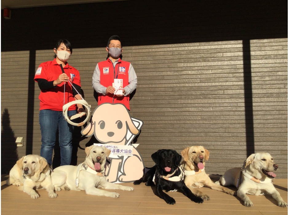 セイバン、京都芸術大学と共同開発した「盲導犬ハーネス」を関西盲導犬協会に寄付