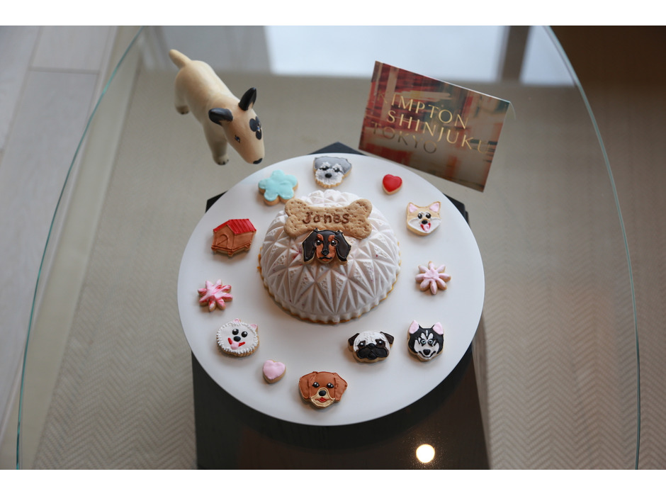 キンプトン新宿東京、ペット用ケーキやブランチ付きの「ドッグ・バースデー」プラン販売を開始