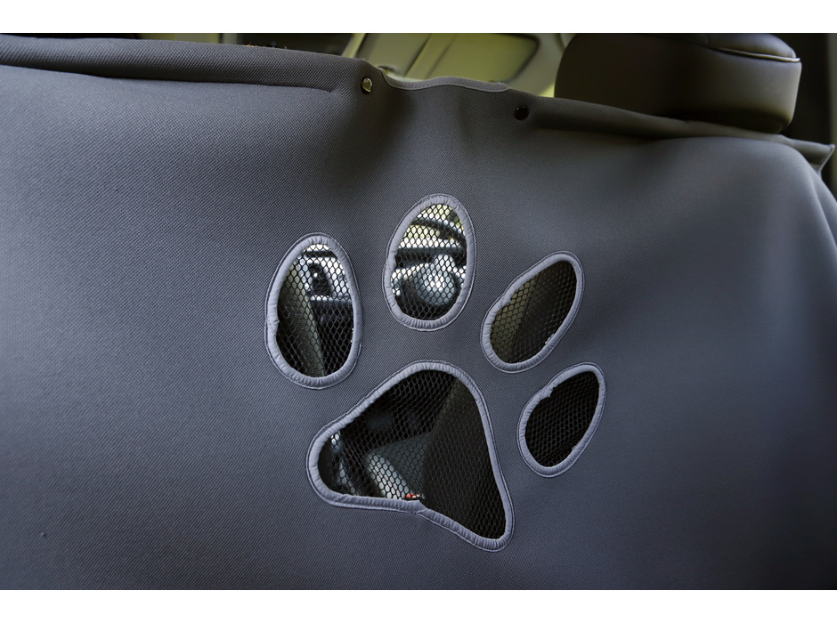 肉球デザインのメッシュ窓が設けられており、飼い主と愛犬がお互いの様子を確認できる。エアコンの風も後席に届くように配慮されている（「ペットシートマット」）