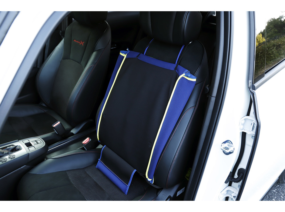 「ペットシートプラスわん2」はサイドのファスナーを開いて簡単に折り畳むことができる。助手席に荷物を置きたい時にも便利