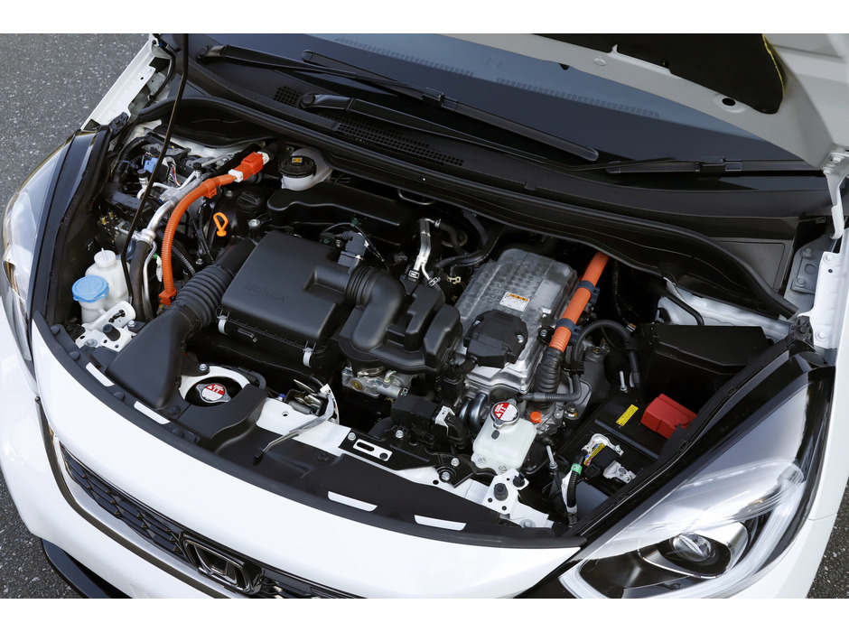 Honda フィット e: HEV Modulo Xのエンジンは発電機としての仕事も行う。バッテリー残量が減ると充電を行うため、電気自動車で心配な「電欠」がないのも安心だ。また、上り坂や追い越しなど加速が求められる場合には、発電した電力だけでなく、バッテリーの電力も合わせてモーターを駆動させる。そうすることでパワフルな加速を味わえる