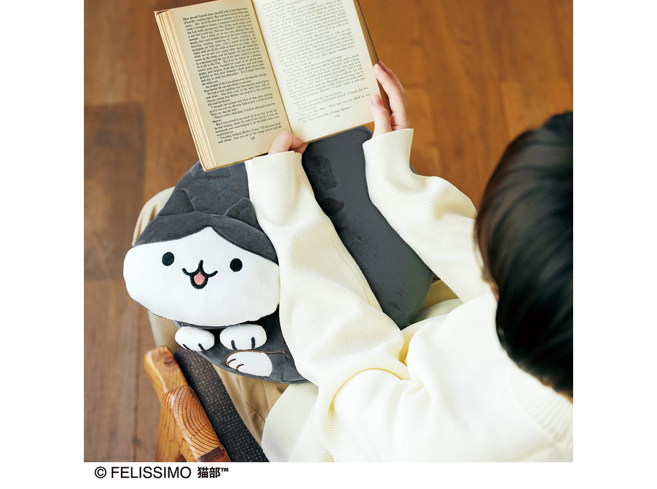 フェリシモ、「うたた寝にぴったりアンモニャイトデスクピロー」と「ノートでアピール猫ふせん」を発売