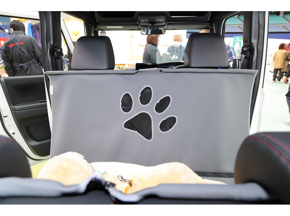 ペットシートマットは運転席側にメッシュの窓があり、通気性が確保されている。愛犬が前席の様子をうかがえるのもポイント