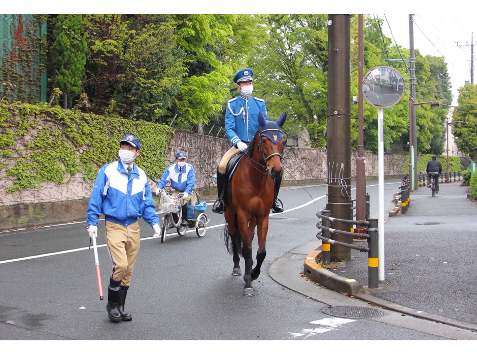 馬は、道路交通法上で「軽車両」に定められている。学童交通整理のための移動は、誘導や確認を行う職員と共に行う
