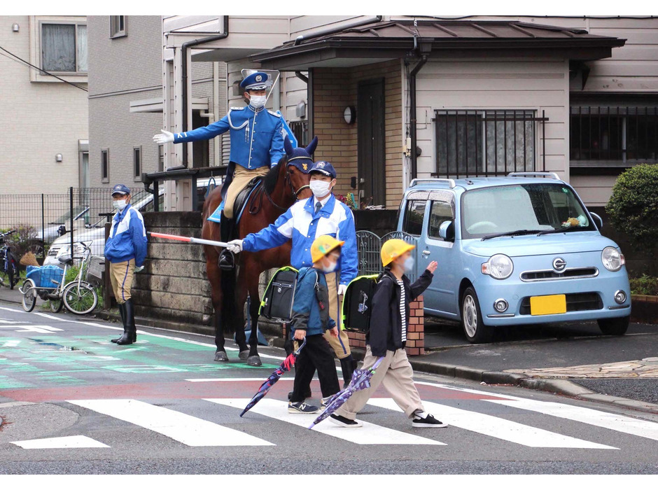 警視庁騎馬隊の学童交通整理