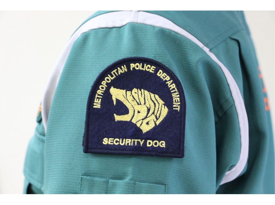 警備犬担当者がデザインしたというロゴ。「SECURITY DOG」という文字が犬の形になっている