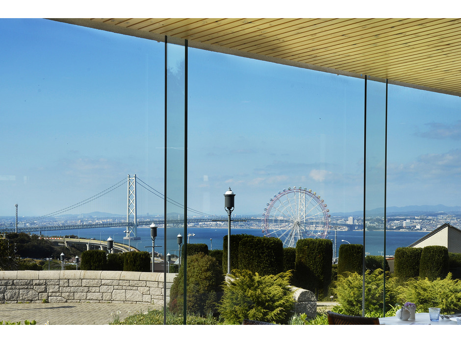 オアシスドッグカフェ 店内客席からの淡路海峡大橋の眺望