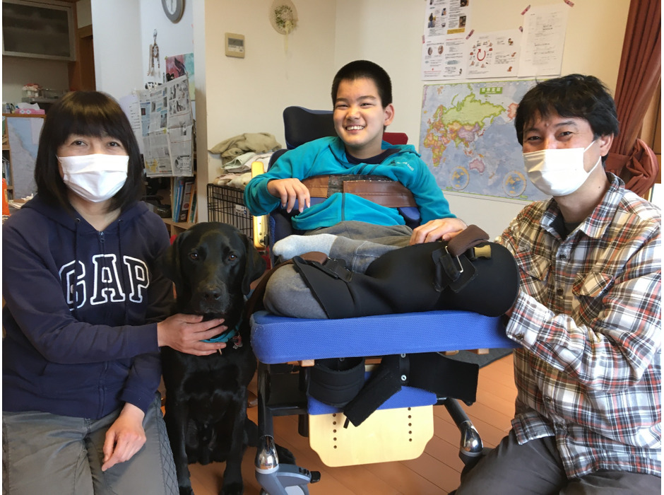 日本介助犬協会、障がいがある男の子の家族に介助犬の元訓練犬を譲渡