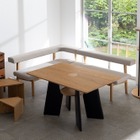 天然木のダイニングテーブル　ディノス　猫　家具　机 猫が顔出せるテーブル 中央の穴からひょっこり、発売直後から話題に