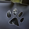 肉球デザインのメッシュ窓が設けられており、飼い主と愛犬がお互いの様子を確認できる。エアコンの風も後席に届くように配慮されている（「ペットシートマット」）