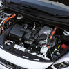 Honda フィット e: HEV Modulo Xのエンジンは発電機としての仕事も行う。バッテリー残量が減ると充電を行うため、電気自動車で心配な「電欠」がないのも安心だ。また、上り坂や追い越しなど加速が求められる場合には、発電した電力だけでなく、バッテリーの電力も合わせてモーターを駆動させる。そうすることでパワフルな加速を味わえる