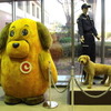麻薬探知犬をモデルとした税関イメージキャラクター「カスタム君」（左）