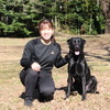 育成訓練中の麻薬探知犬候補犬と担当ハンドラー