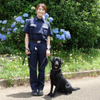 東京税関 麻薬探知犬訓練センターの川上友里香 監視官とインディ（現役当時の写真）。インディは 麻薬探知犬を引退し 、現在、川上監視官の家で暮らしている