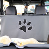 ペットシートマットは運転席側にメッシュの窓があり、通気性が確保されている。愛犬が前席の様子をうかがえるのもポイント