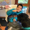 日本介助犬協会、障がいがある男の子の家族に介助犬の元訓練犬を譲渡